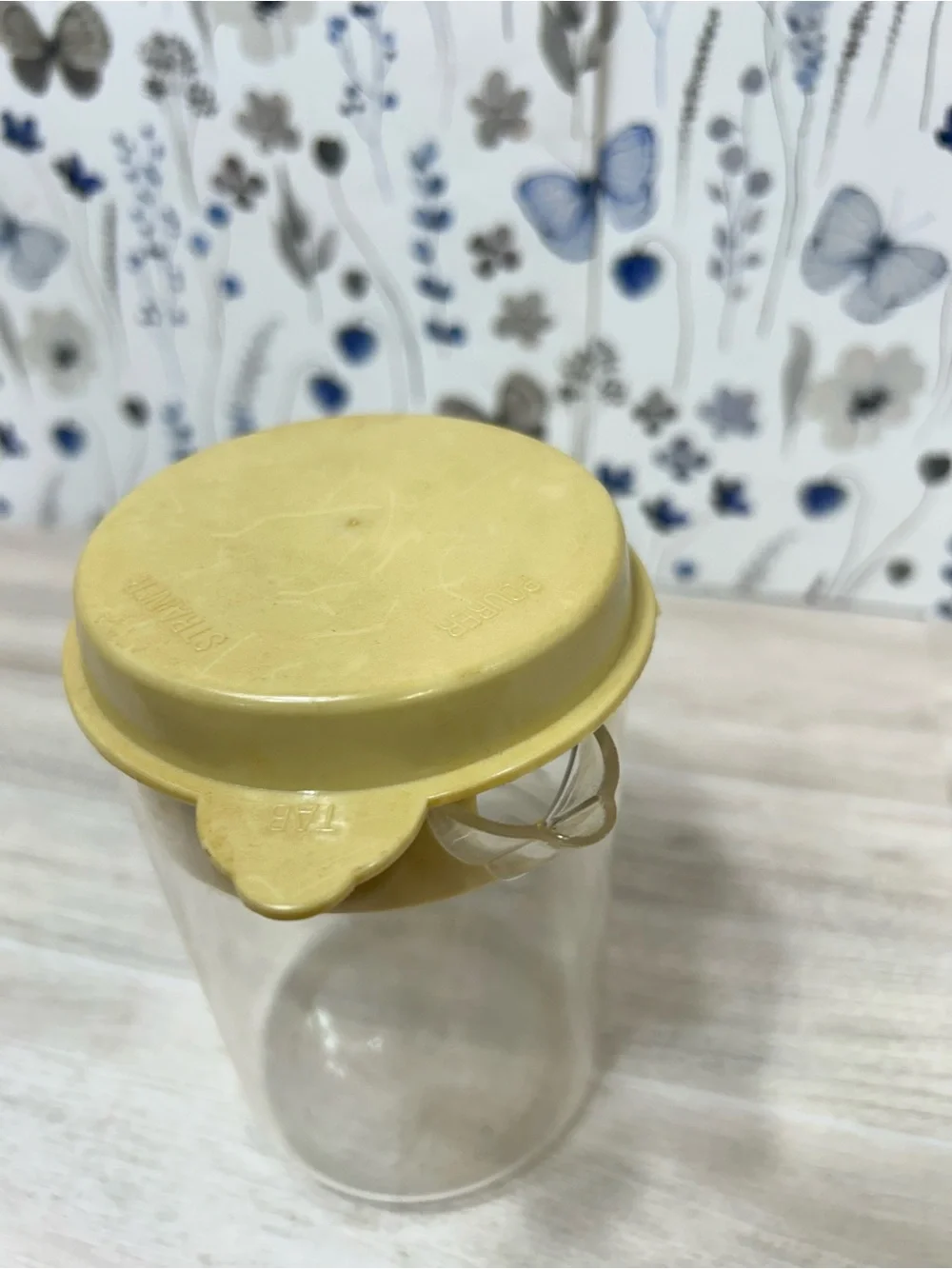 Vintage Measuring Cup Container 2 Cup 16 Oz Pourer Strainer Lid Retro Kitchen